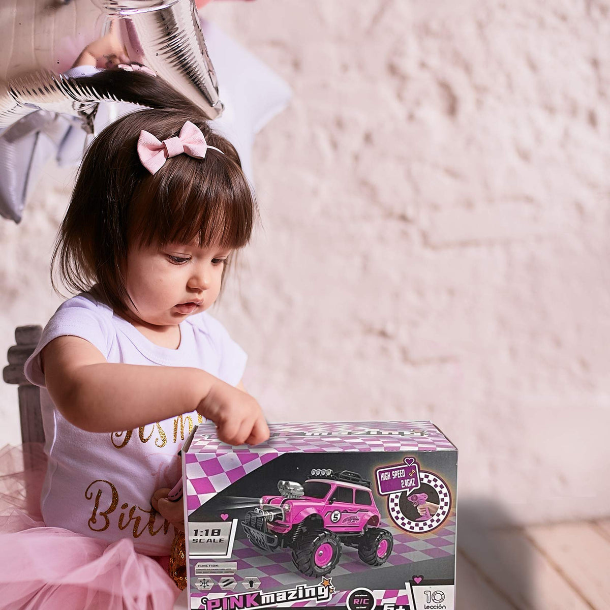 10Leccion pink RC truck indoors and outdoors, versatile play setup.