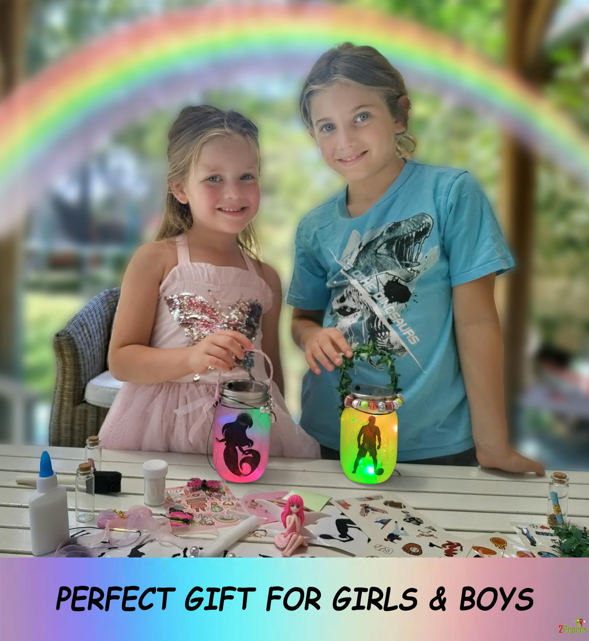 2Pepers Gold stars and glitter decorate crafts for sparkling art projects.