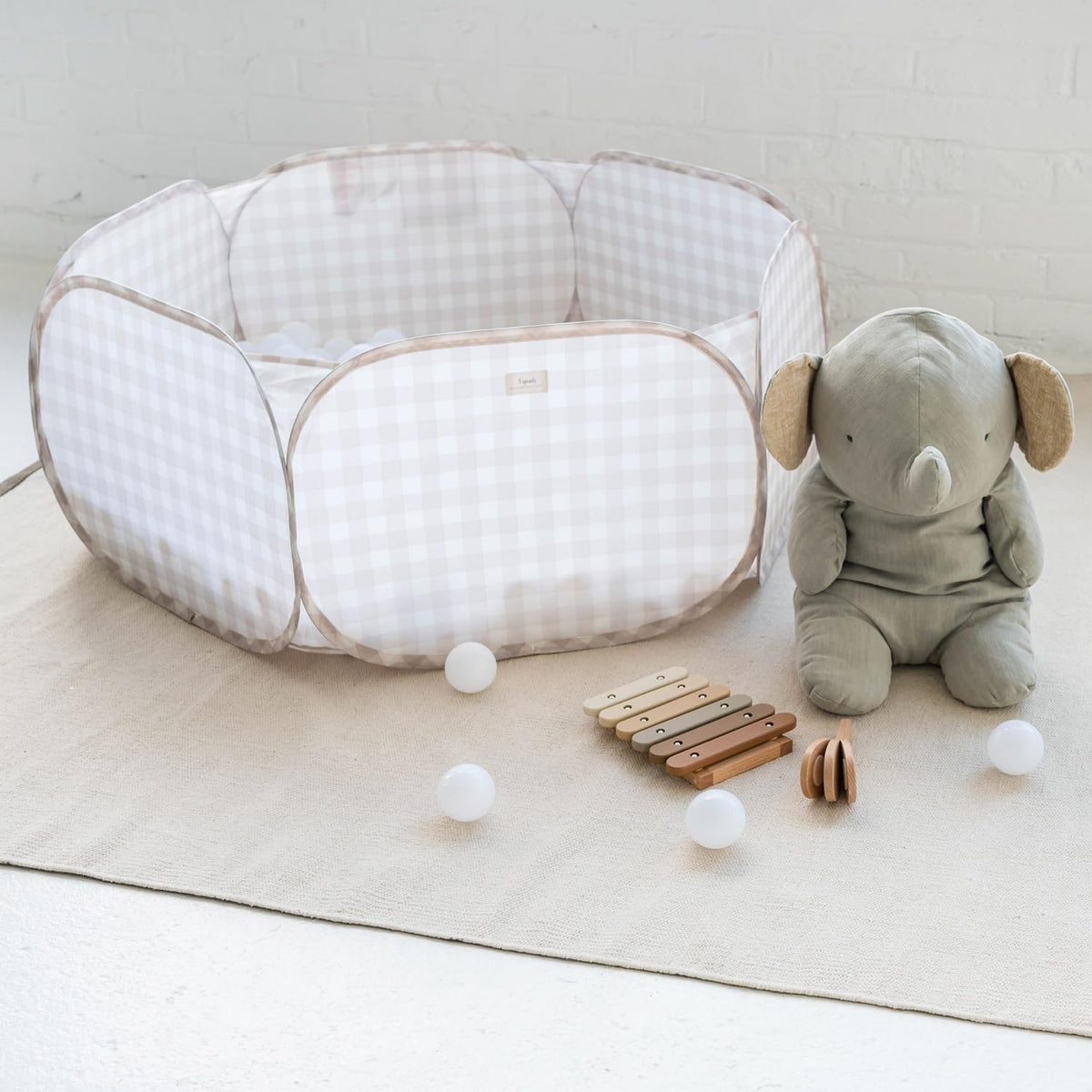 3 Sprouts ball pit suitable for indoor and outdoor use