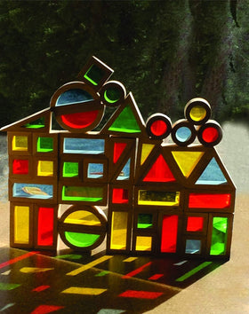 Agirlgle hardwood non-toxic blocks ensure safe, durable play sessions.