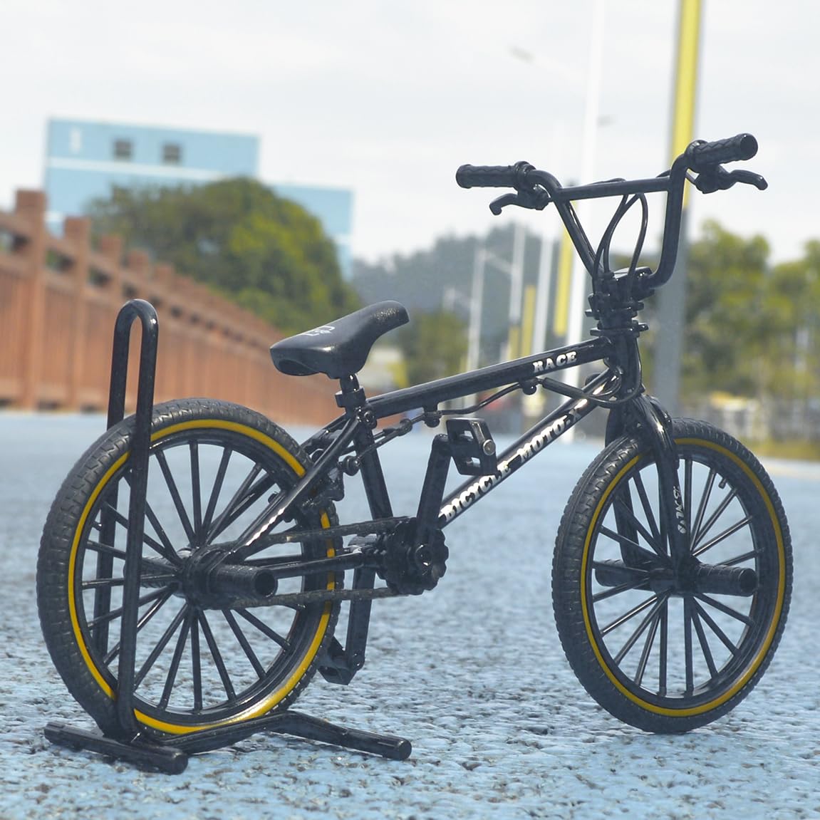 Ailejia BMX inspired desk toy offers focused casual entertainment.