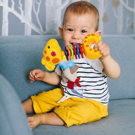 AIVIAI bear rattle with easy grip points aids shaking.