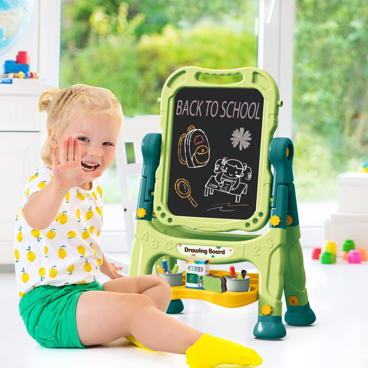 Amagoing easel's triangle bracket ensures a stable painting experience.