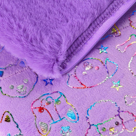American Girl Summer faux-fur interior provides soft, cozy snuggles during bedtime pretend play.