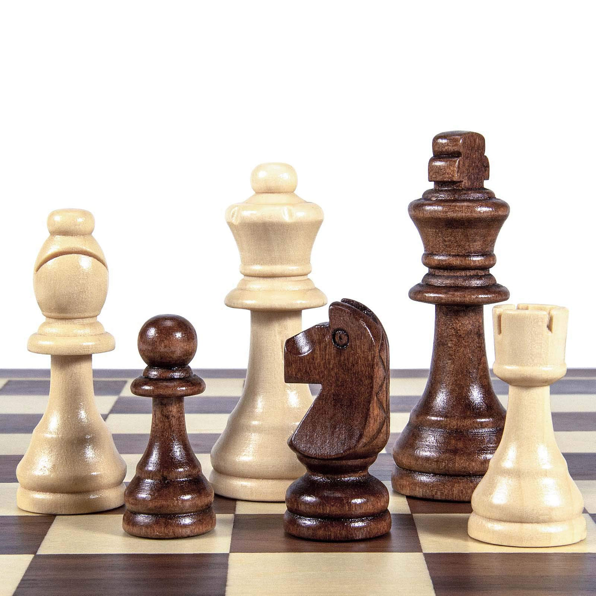 AMEROUS 3.5-inch king pieces provide balanced feel for serious games.