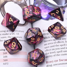 Amiven large, easy-to-read numbers on dice improve readability during battles.