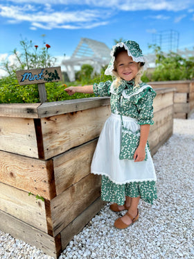 Aoiviss Girls Pioneer Dress bonnet closeup showcasing lace trim and comfortable under-chin tie.