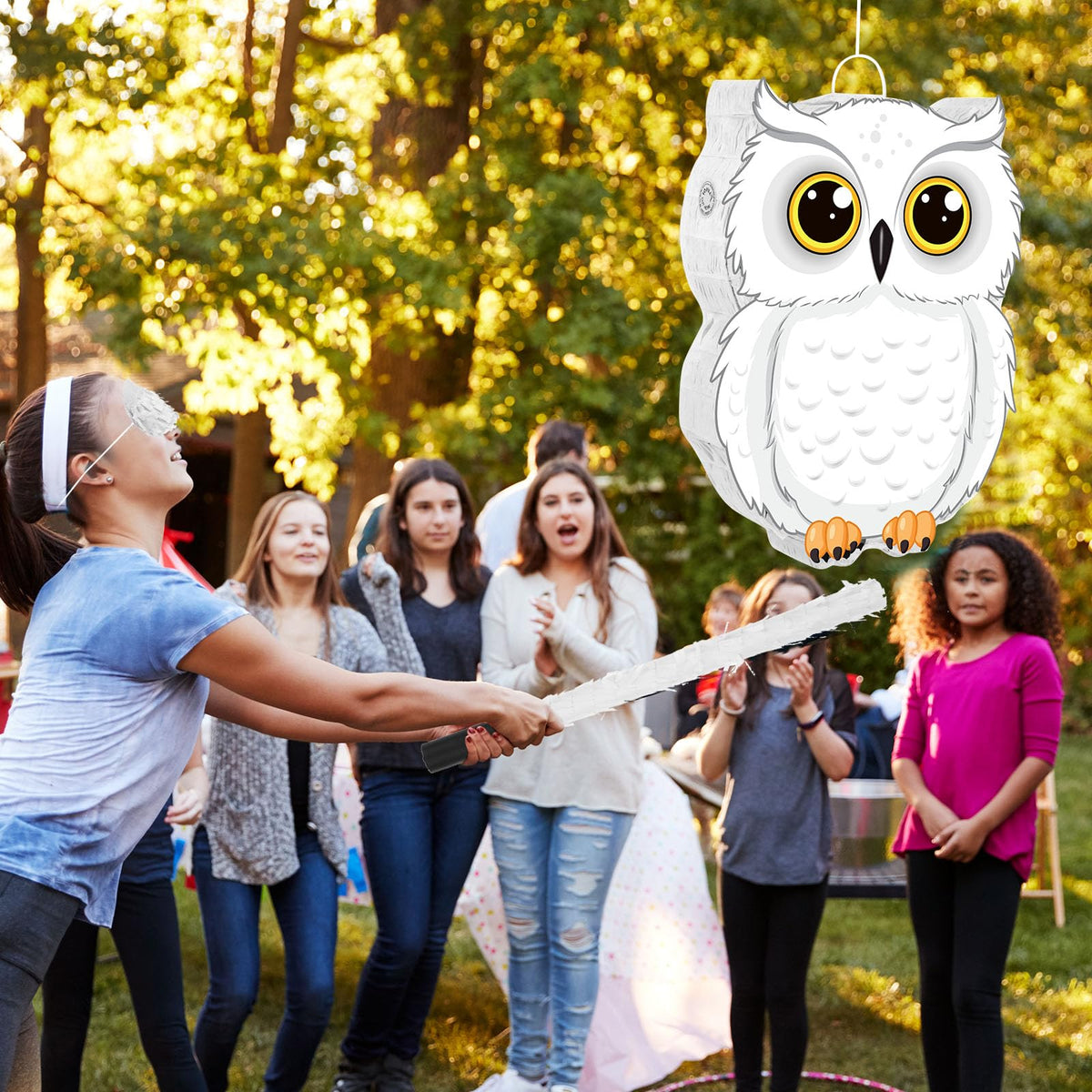 Aoriher woodland party decoration featuring the snowy owl pinata.