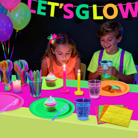 APUXXJUPA neon knives provide bold color and sturdy dining tools