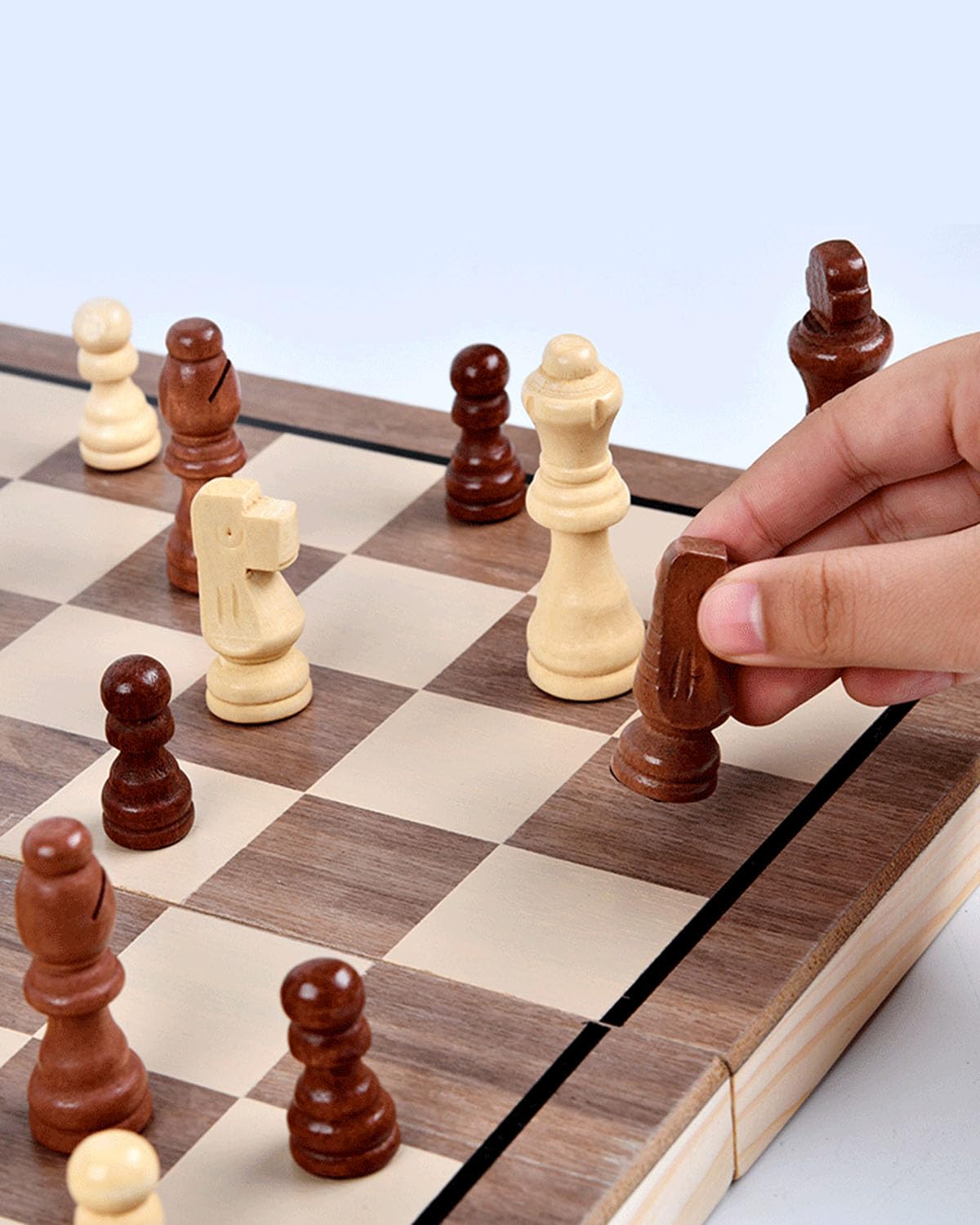 APYR AOMA magnetic chess pieces provide stable play on a secure surface.