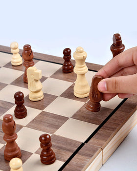 APYR AOMA magnetic chess pieces provide stable play on a secure surface.