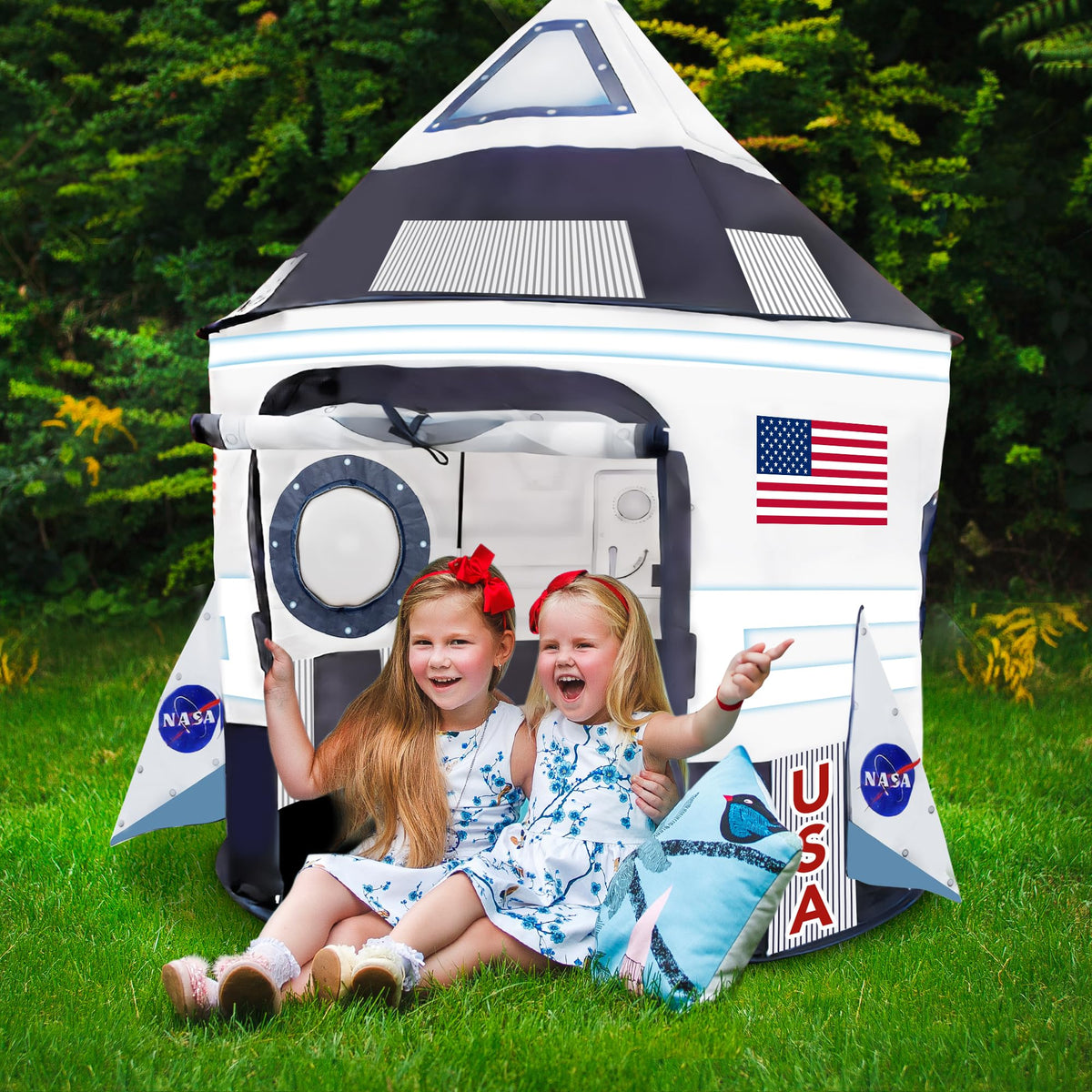 ArtCreativity Sturdy tent with roof anchors and floor stakes ensures stable play.
