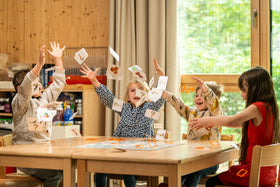 Asmodee Concept Kids Animals 110 animals widen discovery and fun in play.