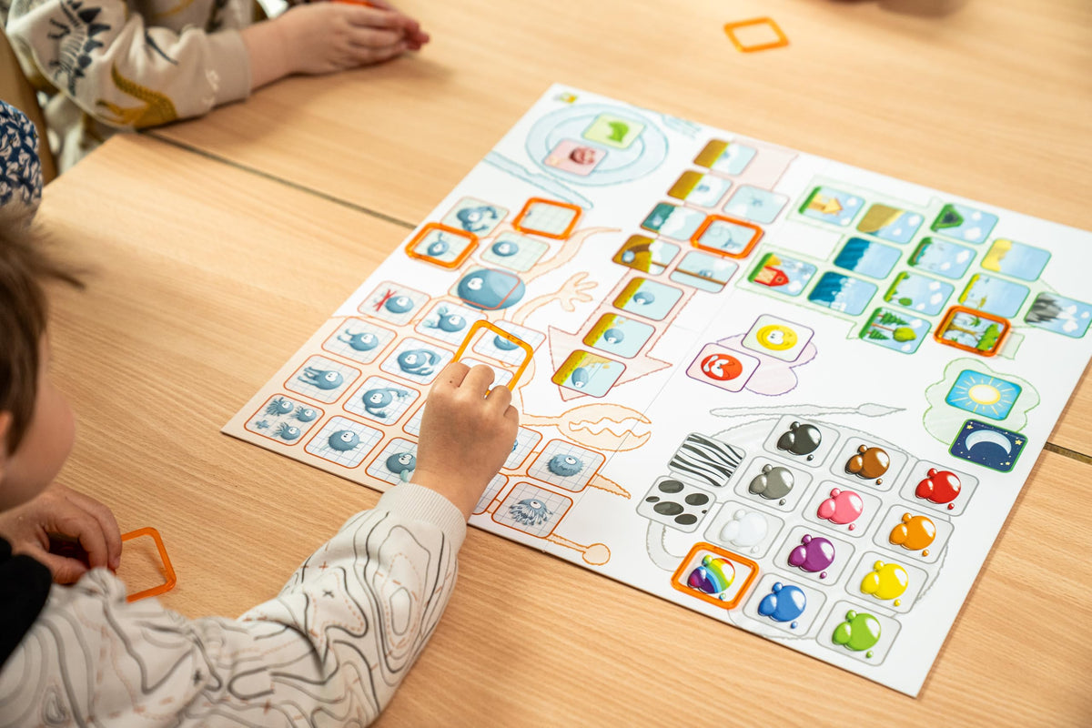 Asmodee Concept Kids Animals cards reveal animals of two difficulty levels.