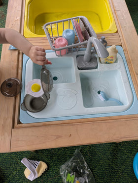 Asweets dish rack and cups arrangement supports organization during playtime.
