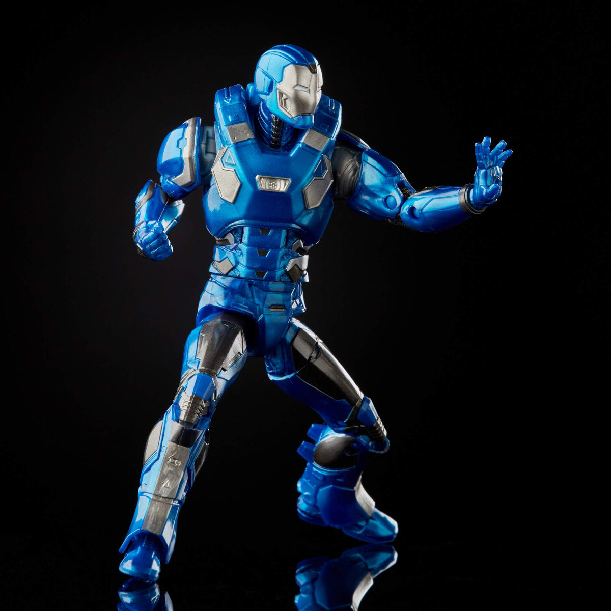 Marvel Legends Atmosphere Iron Man, compatible with other 6-inch figures.