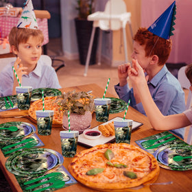 Avezano dinosaur cups and straws – spill-resistant drinks for celebration.