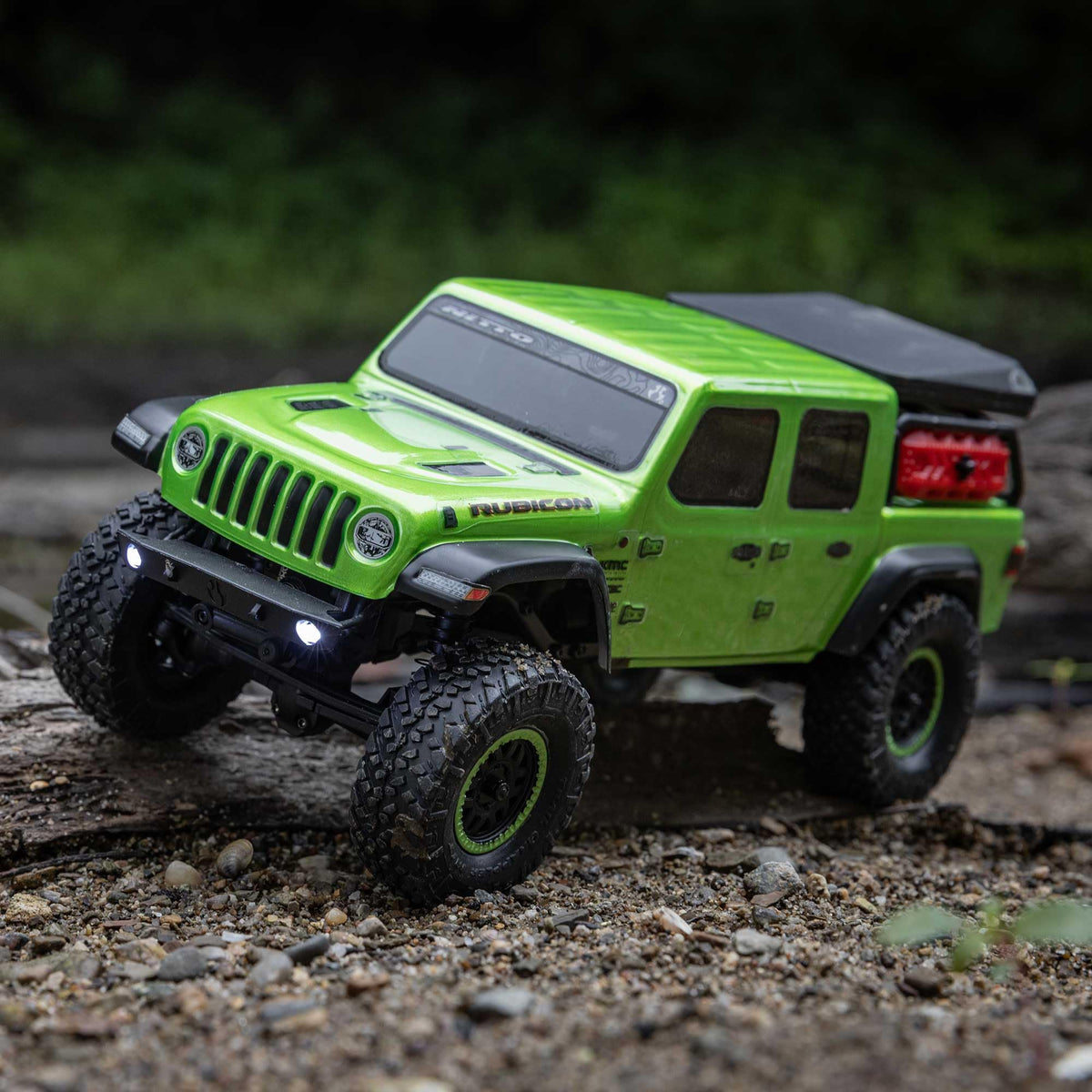 Axial SCX24 oil-filled shocks for smooth suspension on rough terrain