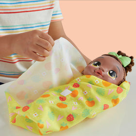 Baby Alive Berry Boo comb and removable bow for easy hair styling.
