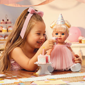 Color-change cake reveals facial details during interactive pretend play.