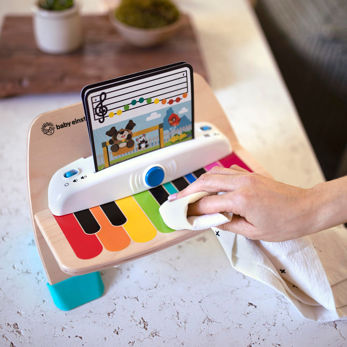 Clear sound from high-quality speakers on the Baby Einstein piano
