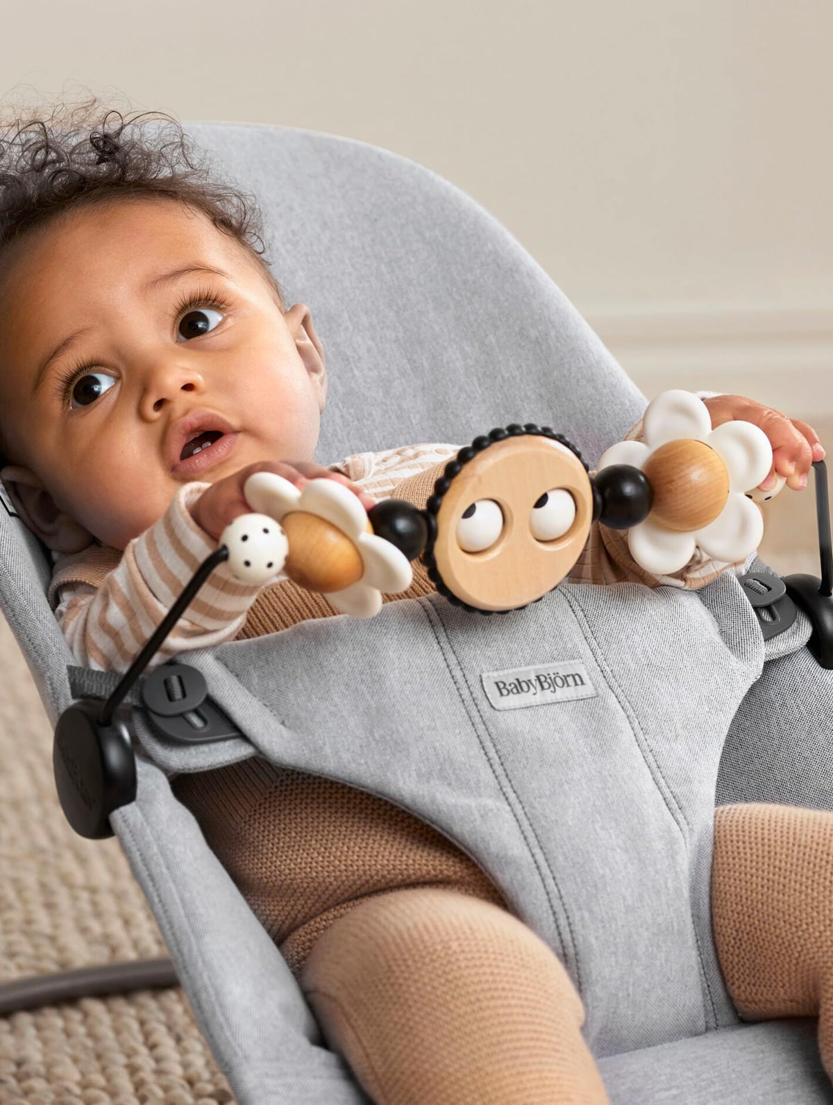 BabyBjörn bright color shapes stimulate curiosity for early cognitive recognition.