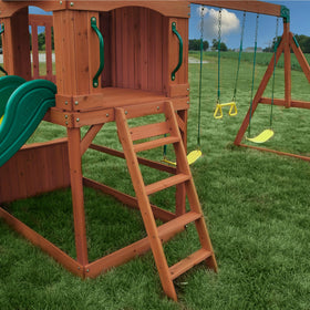 Backyard Discovery Atlantis flat-step ladder enables easy access for young climbers.