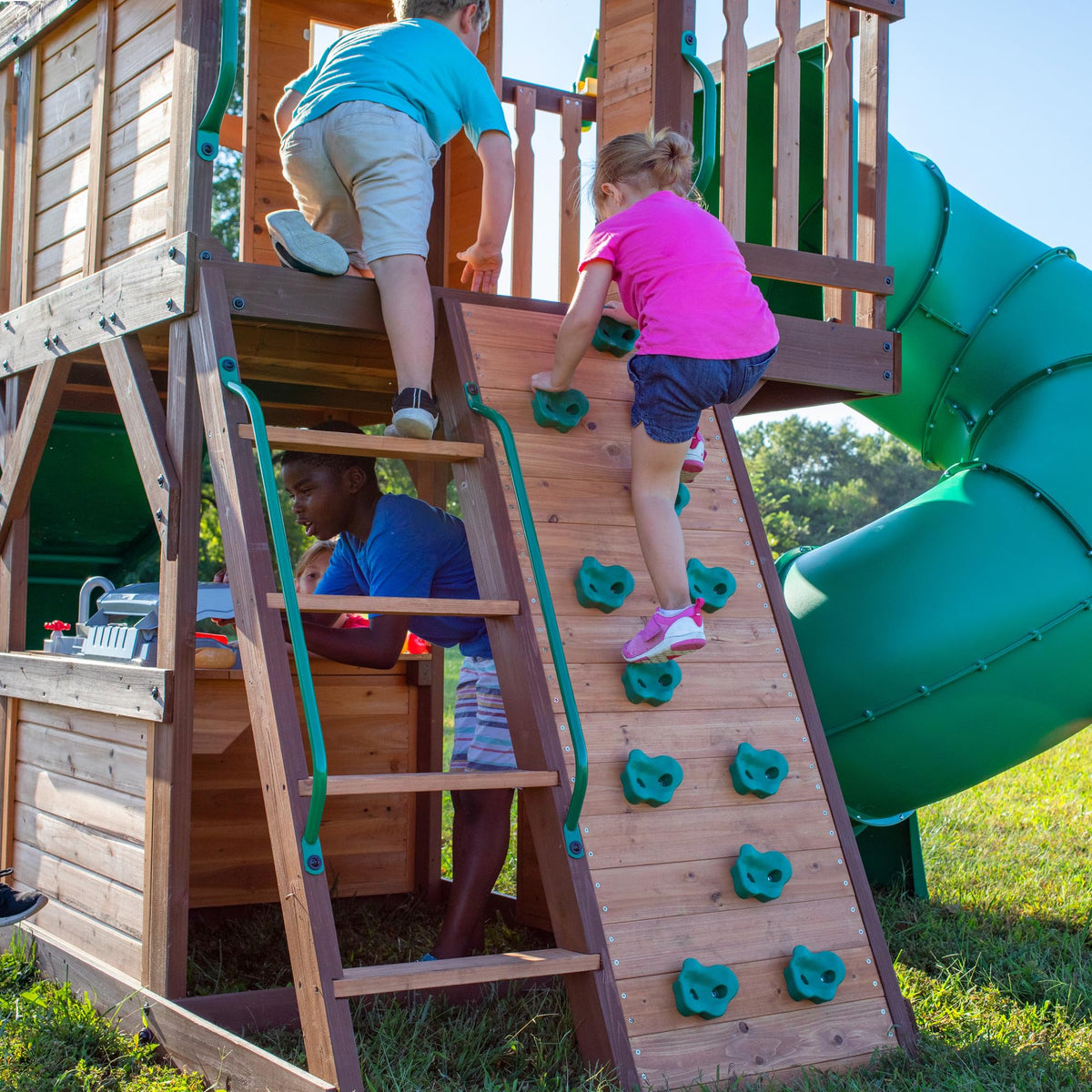 Backyard Discovery Cedar Cove flat-step ladder easy climbing access