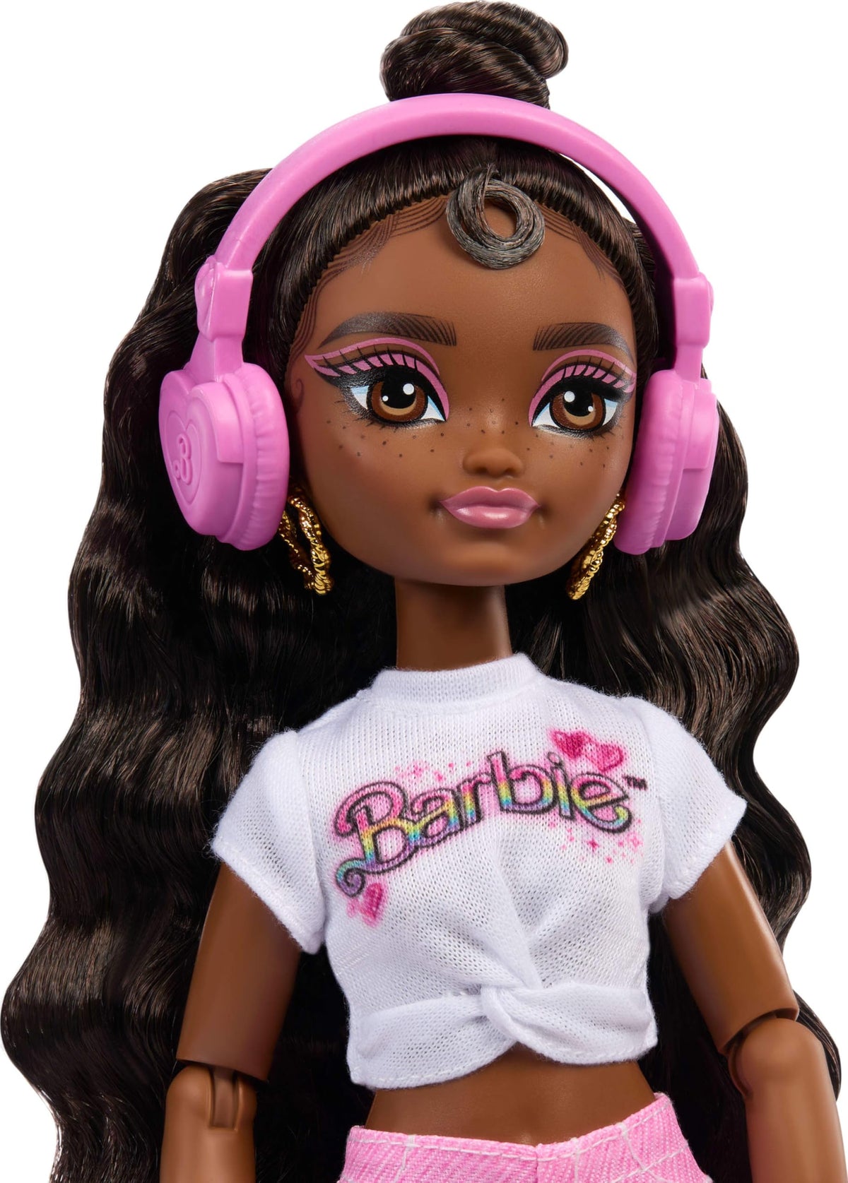 Barbie Dream Besties Brooklyn headphones and heart purse boost expressive fashion moments.