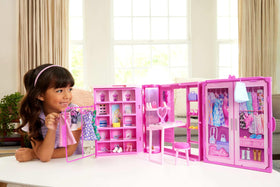 Barbie Dream Closet clothing racks display over 25 pieces for mix-and-match outfits.
