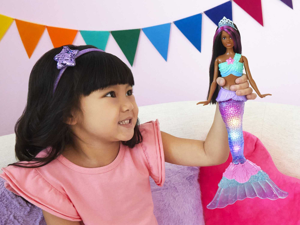 Barbie Dreamtopia Twinkle Lights mermaid tail lights during water play.