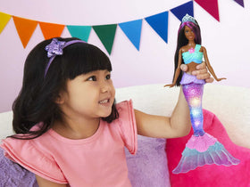 Barbie Dreamtopia Twinkle Lights mermaid tail lights during water play.