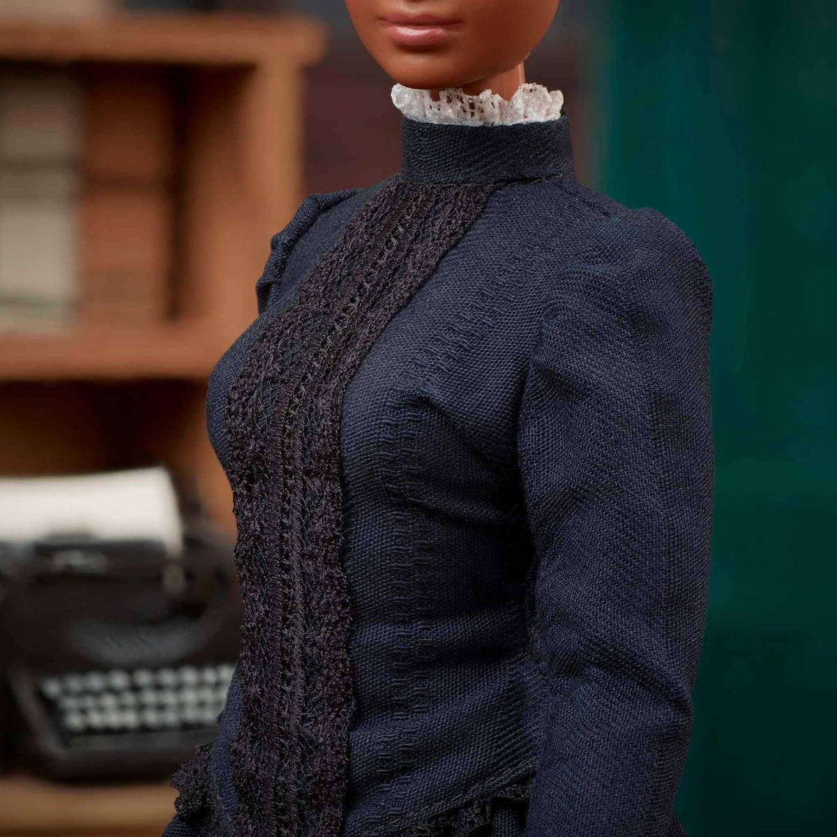 Articulation enables dynamic posing for classroom dioramas and shelf displays