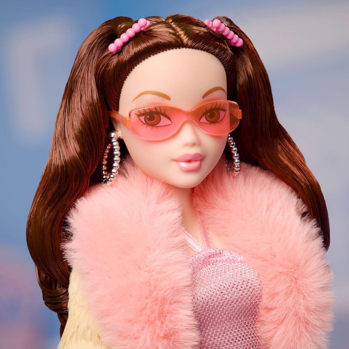 Barbie My Scene Chelsea with denim bag for stylish, portable setup