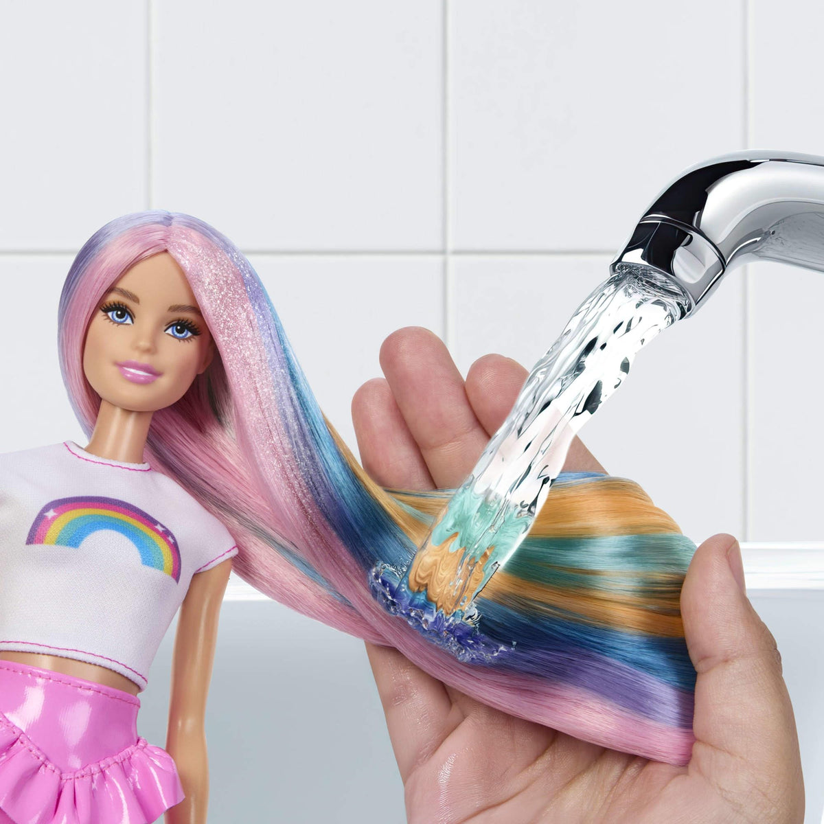 Barbie Rainbow Sparkle Hair Doll glitter comb creates glittery hair effects.
