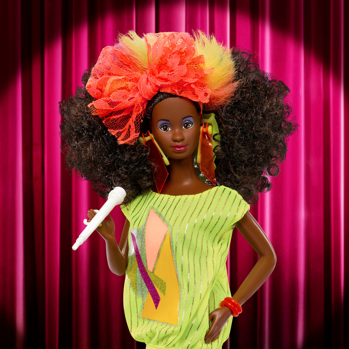 Barbie Signature DeeDee 1986 yellow tee for retro styling.