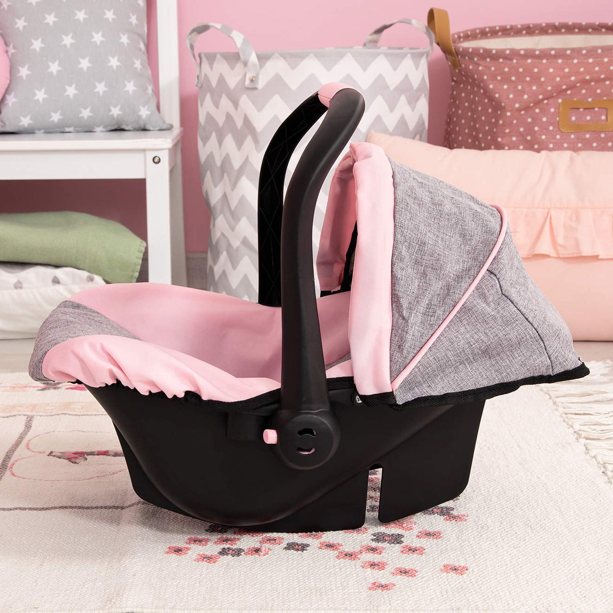 Ergonomic handle on Bayer Design Easy Go enables easy carrying.
