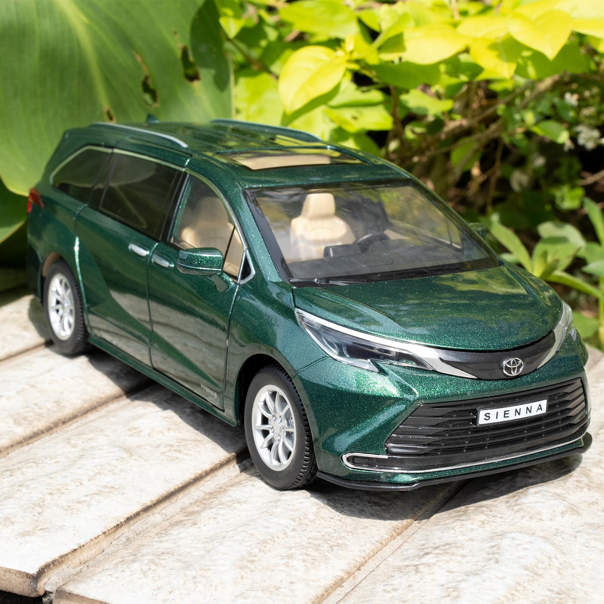 BDTCTK 1:24 Sienna MPV lights and sounds in green, enhances playtime.
