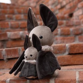 Bellzi Batti eye detail captures cute expression for imaginative play.