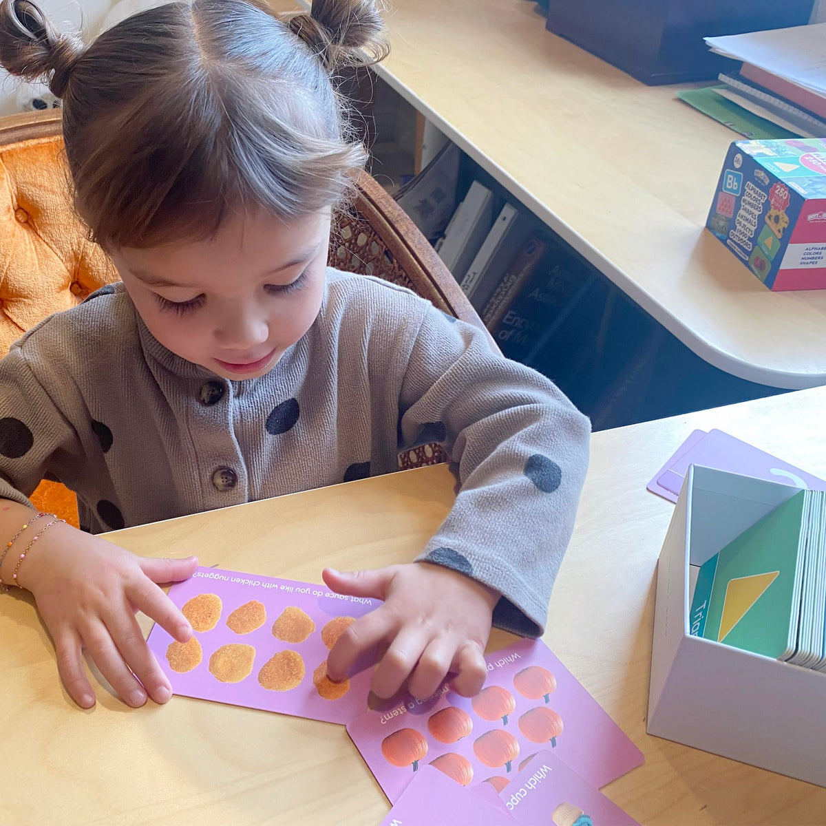 BenBen flash cards for toddlers present animals with real images for vocabulary