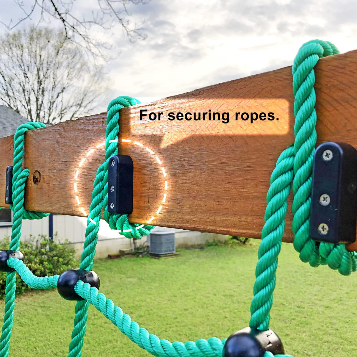 BeneLabel climbing net 30x139 outdoor-use scene highlights treehouse and swing-set integration.