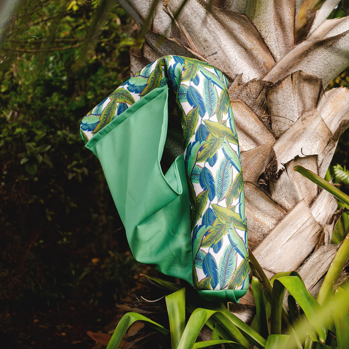 Big Joe Noodle Sling includes a drink holder pocket for beverages within reach