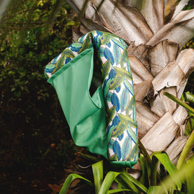 Big Joe Noodle Sling includes a drink holder pocket for beverages within reach