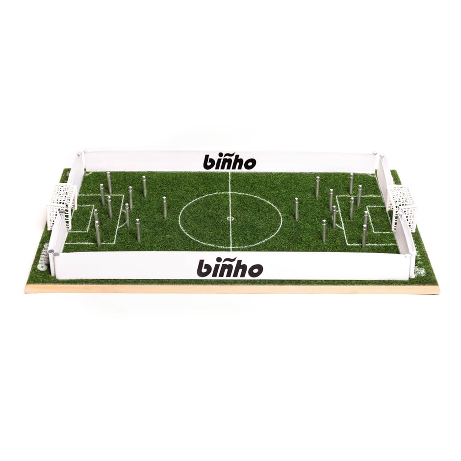 Biñho Board Classic ball in motion on turf, showcasing responsive shots.
