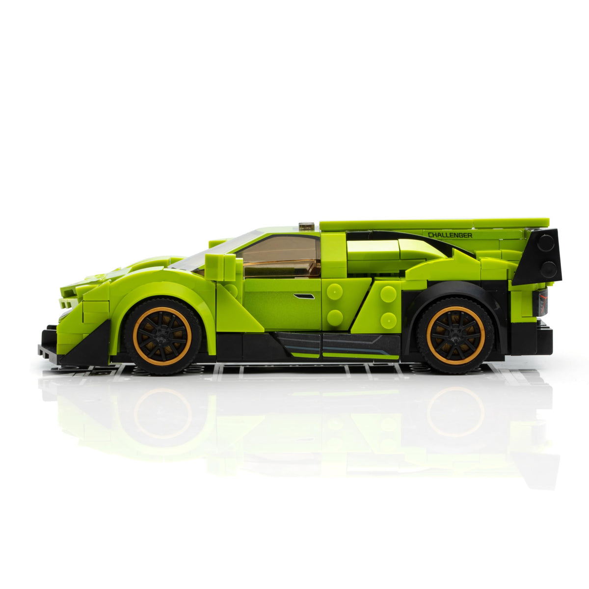 Block Builder Lambo interior-dashboard shows steering wheel and control panel for immersion.