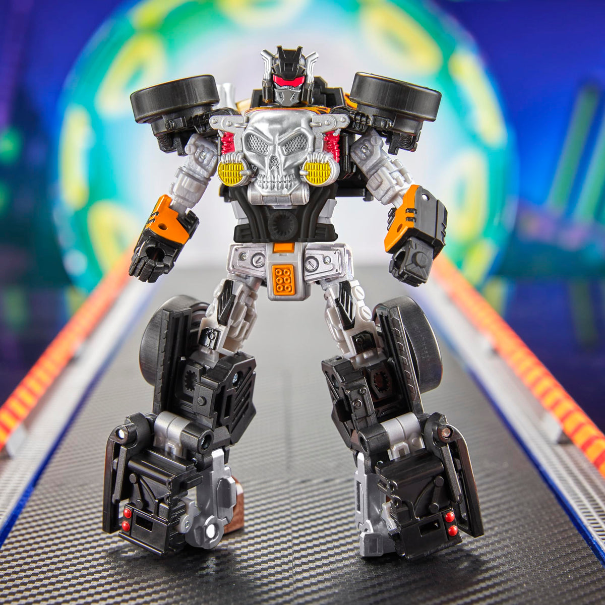 Shifter accessory attaches in robot and car modes for versatile play