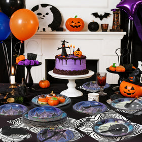 BOpusail ghost house pattern plates spark a themed party vibe.