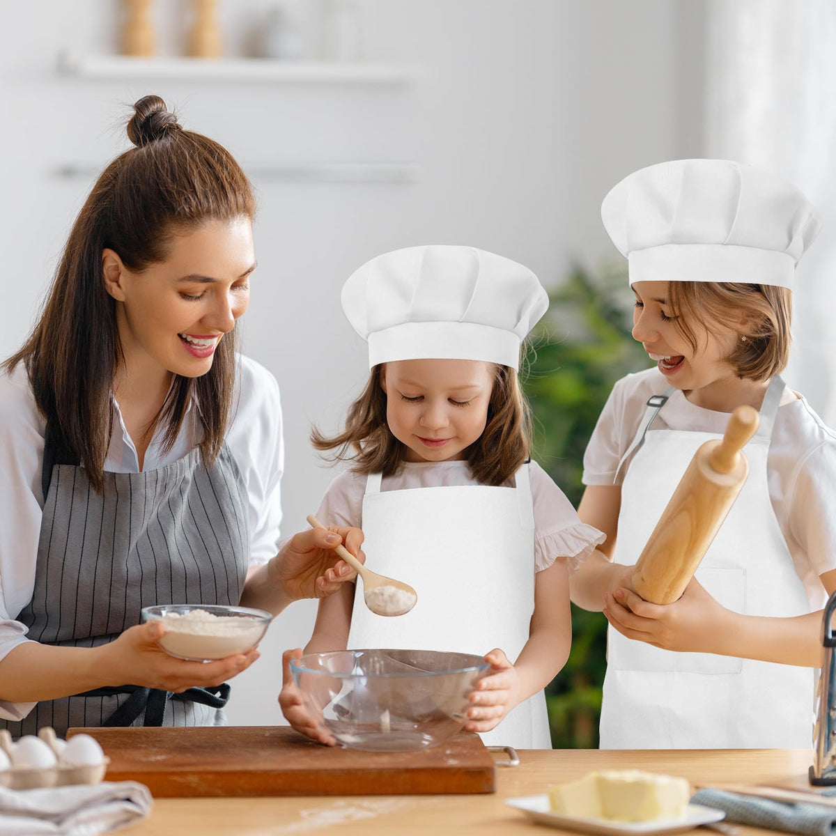 Bouiexye 18x24 inch kid apron, suitable for ages 2–12.