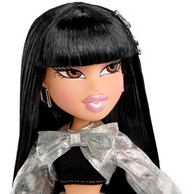 Bratz Charmz Jade earrings add sparkle and complete the look.