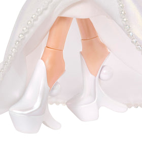 Cloe white ponytail, sleek hairstyle for fashion-forward display.